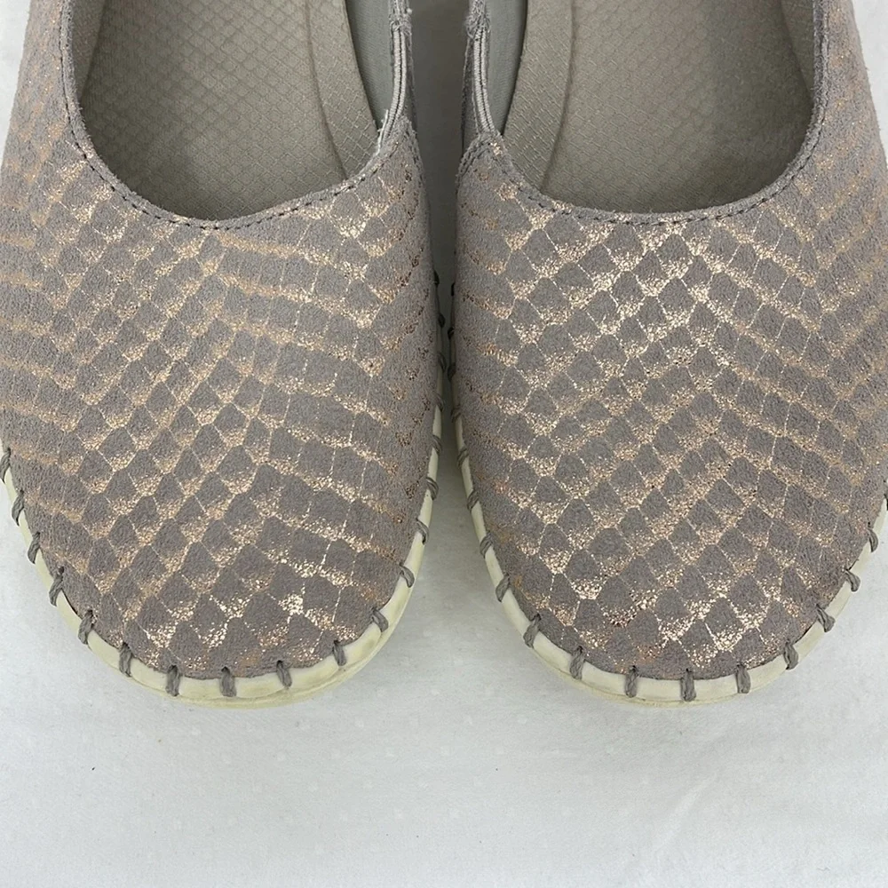 SKECHERS SIZE 7.5 Women's Slip-On Shoes in Metallic Bronze